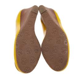 مملوكة مسبقًا حذاء كعب عالي توري برش سالي جلد أصفر لامع كعب روكي مقاس 37.5