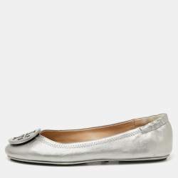 Pre Owned حذاء باليرينا فلات توري برش جلد فضي مجعد مقاس 35.5