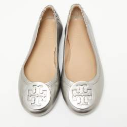 Pre Owned حذاء باليرينا فلات توري برش جلد فضي مجعد مقاس 35.5