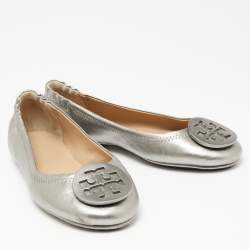 Pre Owned حذاء باليرينا فلات توري برش جلد فضي مجعد مقاس 35.5
