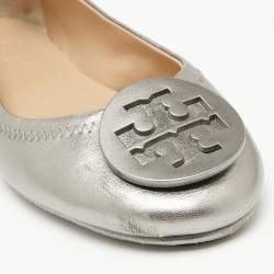 Pre Owned حذاء باليرينا فلات توري برش جلد فضي مجعد مقاس 35.5