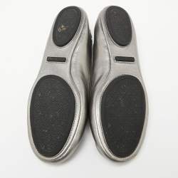 Pre Owned حذاء باليرينا فلات توري برش جلد فضي مجعد مق اس 35.5