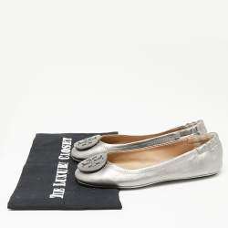 Pre Owned حذاء باليرينا فلات توري برش جلد فضي مجعد مقاس 35.5