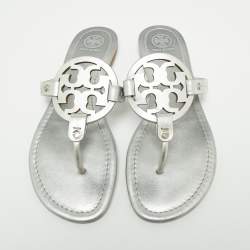 Pre Owned صندل بإصبع توري برش ميلير فلات جلد ميتالك فضي مقاس 39