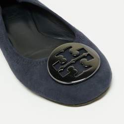 Pre Owned حذاء باليرينا فلات توري برش ميني سويدي أزرق كحلي مجعد مقاس 35.5