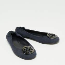 Pre Owned حذاء باليرينا فلات توري برش ميني سويدي أزرق كحلي مجعد مقاس 35.5