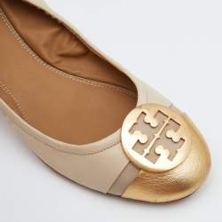 Pre Owned Tory Burch Beige/Gold Leather Logo Plaque Scrunch Ballet Flats Size 38