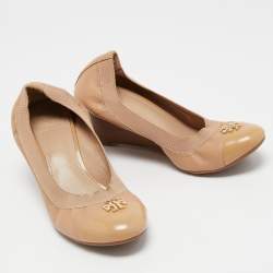 Pre Owned Tory Burch Two Tone Patent and Leather Caroline Scrunch Wedge Pumps Size 37