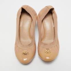 Pre Owned Tory Burch Two Tone Patent and Leather Caroline Scrunch Wedge Pumps Size 37