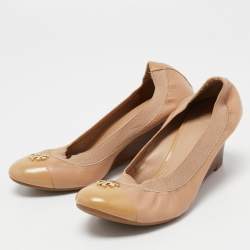 Pre Owned Tory Burch Two Tone Patent and Leather Caroline Scrunch Wedge Pumps Size 37