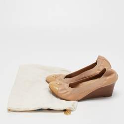 Pre Owned Tory Burch Two Tone Patent and Leather Caroline Scrunch Wedge Pumps Size 37