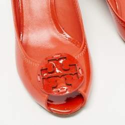 Pre Owned Tory Burch Orange Patent Leather Sally   Logo Wedge Peep Toe Pumps Size 38.5