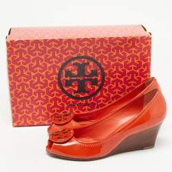 Pre Owned Tory Burch Orange Patent Leather Sally   Logo Wedge Peep Toe Pumps Size 38.5