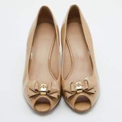 Pre Owned Tory Burch Beige Patent Leather Peep Toe Wedge Pumps Size 40.5