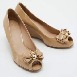 Pre Owned Tory Burch Beige Patent Leather Peep Toe Wedge Pumps Size 40.5