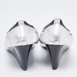 Pre Owned Tory Burch Silver/Black Foil Leather Scrunch Wedge Pumps Size 35