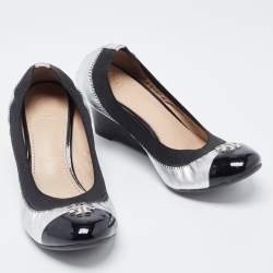 Pre Owned Tory Burch Silver/Black Foil Leather Scrunch Wedge Pumps Size 35
