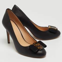 Pre Owned Tory Burch Black Leather and Suede Tortoise Bow Chase Pumps Size 40
