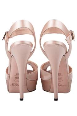 مملوكة مسبقًا صندل جيامباتيستا فالي نعل سميك سير كاحل مقدمة مفتوحة كيرنا ساتان بيج مقاس 38