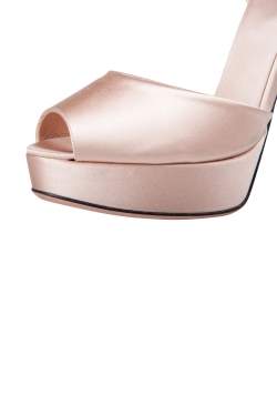 مملوكة مسبقًا صندل جيامباتيستا فالي نعل سميك سير كاحل مقدمة مفتوحة كيرنا ساتان بيج مقاس 38