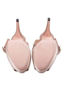 مملوكة مسبقًا صندل جيامباتيستا فالي نعل سميك سير كاحل مقدمة مفتوحة كيرنا ساتان بيج مقاس 38