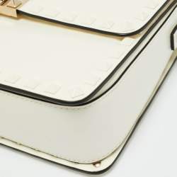 مملوكة مسبقًا حقيبة كتف فالنتينو روكستد جلد أبيض عاجي