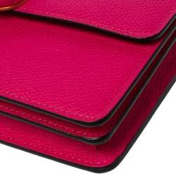 مملوكة مسبقًا Valentino Magenta Leather Vsling Wallet on Chain