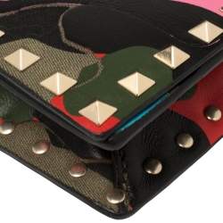 Pre Owned حقيبة كلتش فالنتينو جلد متعدد الألوان بنمط مموه روكستاد بحمالة معصم