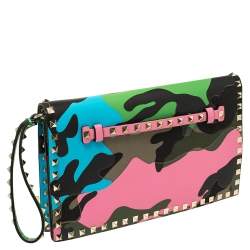 Pre Owned حقيبة كلتش فالنتينو جلد متعدد الألوان بنمط مموه روكستاد بحمالة معصم