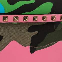 Pre Owned حقيبة كلتش فالنتينو جلد متعدد الألوان بنمط مموه روكستاد بحمالة معصم