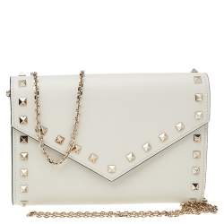 مملوكة مسبقًا حقيبة كلتش فالنتينو إنفيلوب روكستد جلد أبيض 