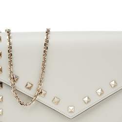 مملوكة مسبقًا حقيبة كلتش فالنتينو إنفيلوب روكستد جلد أبيض 