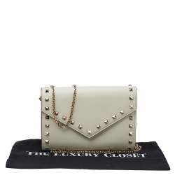 مملوكة مسبقًا حقيبة كلتش فالنتينو إنفيلوب روكستد جلد أبيض 