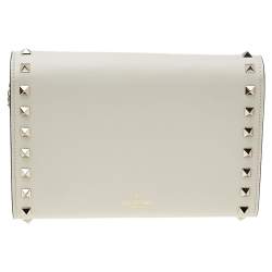 مملوكة مسبقًا حقيبة كلتش فالنتينو إنفيلوب روكستد جلد أبيض 