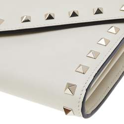 مملوكة مسبقًا حقيبة كلتش فالنتينو إنفيلوب روكستد جلد أبيض 