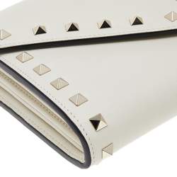 مملوكة مسبقًا حقيبة كلتش فالنتينو إنفيلوب روكستد جلد أبيض 