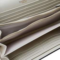 مملوكة مسبقًا حقيبة كلتش فالنتينو إنفيلوب روكستد جلد أبيض 