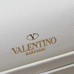 مملوكة مسبقًا حقيبة كلتش فالنتينو إنفيلوب روكستد جلد أبيض 