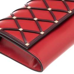 Pre Owned حقيبة كلتش فالنتينو دبليو أوه سي جلد عنابي/أحمر نمط خلية النحل