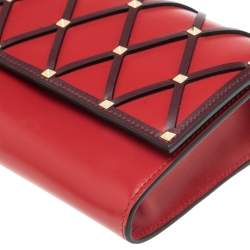 Pre Owned حقيبة كلتش فالنتينو دبليو أوه سي جلد عنابي/أحمر نمط خلية النحل