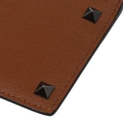 مملوكة مسبقًا محفظة بطاقات فالنتينو سحاب روكستد جلد بني فاتح