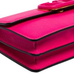مملوكة مسبقًا Valentino Hot Pink Leather VLogo Wallet on Chain