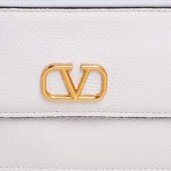 Pre Owned حافظة بطاقات/محفظة عملات معدنية فالنتينو جلد أبيض مزينة شعار الماركة حرف ڨي