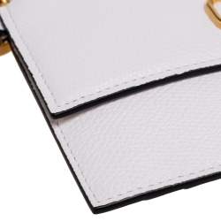 Pre Owned حافظة بطاقات/محفظة عملات معدنية فالنتينو جلد أبيض مزينة شعار الماركة حرف ڨي