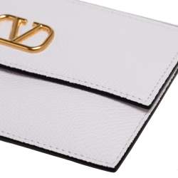 Pre Owned حافظة بطاقات/محفظة عملات معدنية فالنتينو جلد أبيض مزينة شعار الماركة حرف ڨي