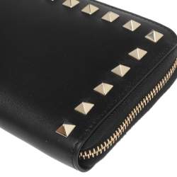 Pre Owned Valentino Black Leather Rockstud Zip Around Wallet