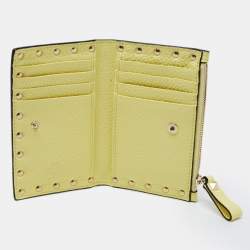 مملوكة مسبقًا Valentino Yellow Leather Rockstud Zip Card Case