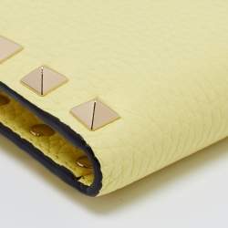 مملوكة مسبقًا Valentino Yellow Leather Rockstud Zip Card Case