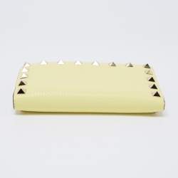 مملوكة مسبقًا Valentino Yellow Leather Rockstud Zip Card Case