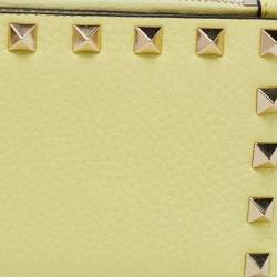 مملوكة مسبقًا Valentino Yellow Leather Rockstud Zip Card Case